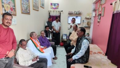 Dhiraj Pateria honoring senior BJP Jan Sangh workers Barghat