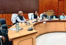 टीएल बैठक में संकल्प से समाधान अभियान और गेहूं उपार्जन की समीक्षा करते कलेक्टर सोमेश मिश्रा