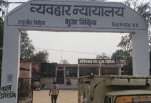 बिछिया न्यायालय परिसर के मुख्य मार्ग पर महिला बाल विकास परियोजना के वाहनों की अव्यवस्था