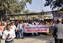 मंडला कलेक्ट्रेट में रेलवे विकास मांगों को लेकर विशाल धरना प्रदर्शन