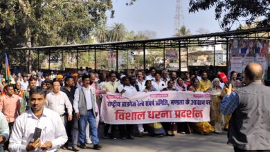 मंडला कलेक्ट्रेट में रेलवे विकास मांगों को लेकर विशाल धरना प्रदर्शन