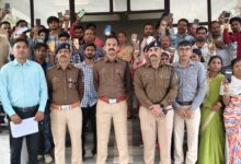 मंडला पुलिस मोबाइल रिकवरी कर नागरिकों को लौटाते हुए