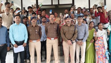 मंडला पुलिस मोबाइल रिकवरी कर नागरिकों को लौटाते हुए