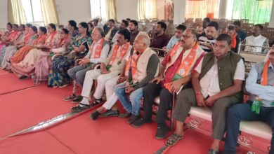 केंद्रीय बजट लाइव प्रसारण सिवनी में भाजपा जिला कार्यालय में कार्यक्रम देखते पदाधिकारी और कार्यकर्ता