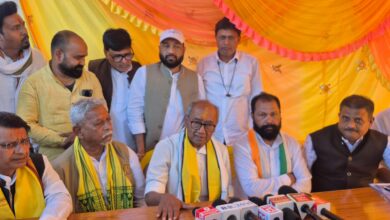 Digvijaya Singh addressing Congress workers at Parasapani Kurai Seoni on MGNREGA and tribal issues