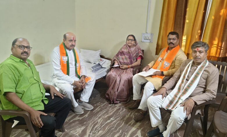 सिवनी भाजपा कार्यालय में Seoni BJP Office Jansunwai के दौरान पदाधिकारी जनसुनवाई करते हुए