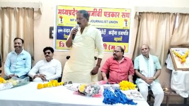 सिवनी में विधायक दिनेश राय मुनमुन श्रमजीवी पत्रकार संघ सिवनी को संबोधित करते हुए