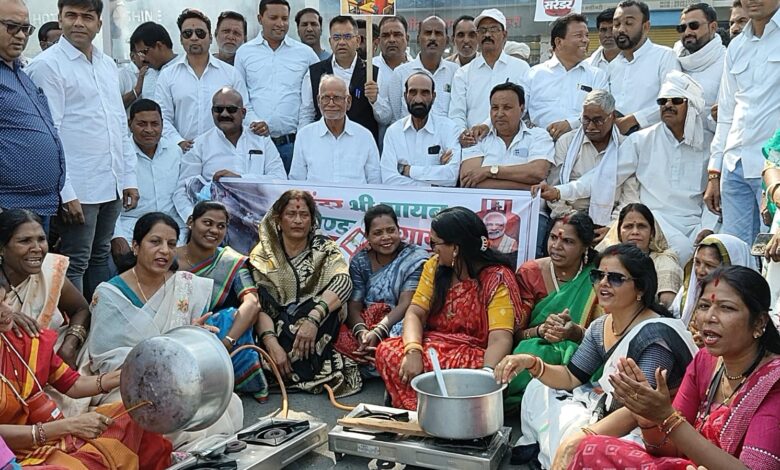 अनोखा विरोध: Gas Crisis Chhindwara Protest में नाली से गैस निकालने का प्रदर्शन