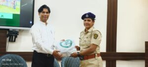 पेंच टाइगर रिज़र्व सिवनी में आयोजित स्टडी टूर के दौरान वन अधिकारियों को वन्यजीव प्रबंधन और रेस्क्यू प्रशिक्षण दिया गया