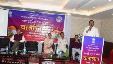 सिवनी मीडिया वार्तालाप कार्यक्रम में विधायक दिनेश राय संबोधित करते हुए