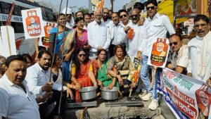 अनोखा विरोध: Gas Crisis Chhindwara Protest में नाली से गैस निकालने का प्रदर्शन