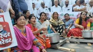 अनोखा विरोध: Gas Crisis Chhindwara Protest में नाली से गैस निकालने का प्रदर्शन