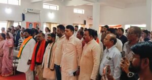 भाजपा कार्यकर्ताओं को विश्राम नहीं, निरंतर सेवा ही संस्कार: अशोक रोहाणी | Dainik Yashonnati Seoni BJP Meeting में वंदेमातरम गीत का गायन करते हुये