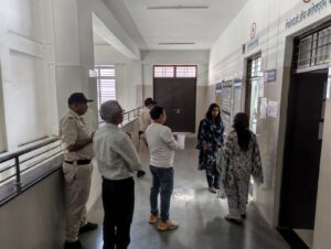 बरघाट में कलेक्टर की सख्ती: अस्पताल से तहसील तक औचक निरीक्षण, दिए कड़े निर्देश | Dainik Yashonnati बरघाट में कलेक्टर द्वारा अस्पताल निरीक्षण