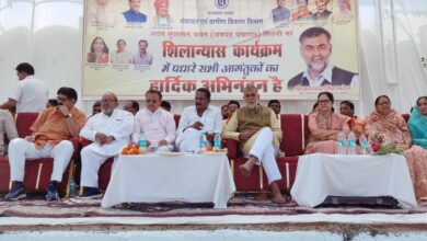 अटल सुशासन भवन सिवनी सिमरिया में अटल सुशासन जनपद पंचायत भवन का भूमिपूजन करते मंत्री प्रहलाद पटेल