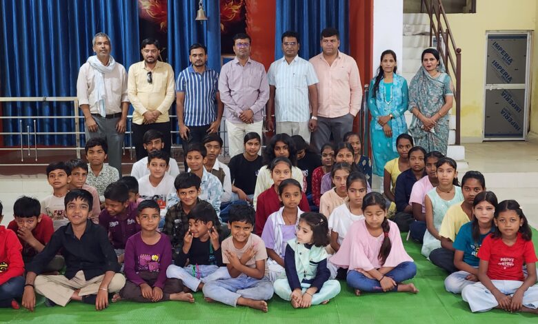 छपारा में उषांकर चेरिटेबल ट्रस्ट के Free Coaching Chhapara Ushankar Charitable Trust में पढ़ाई करते विद्यार्थी