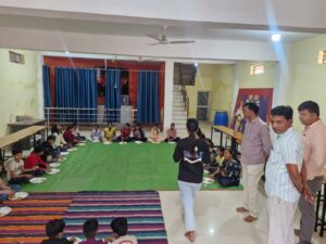 छपारा में उषांकर चेरिटेबल ट्रस्ट के Free Coaching Chhapara Ushankar Charitable Trust में पढ़ाई करते विद्यार्थी