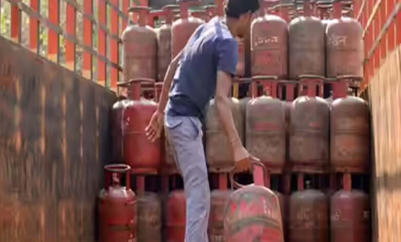 MP LPG Cylinder Supply: घरेलू गैस सिलेंडर समय पर उपलब्ध कराने के निर्देश, 1357 सिलेंडर जब्त