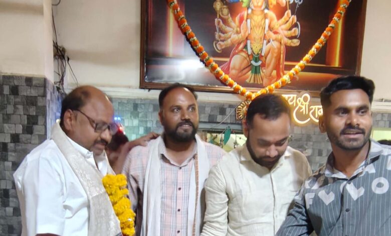 संतोष अग्रवाल सिवनी- के भाजपा जिला महामंत्री बनने में सिवनी कबड्डी अकादमी के खिलाडिय़ों द्वारा स्वागत करते हुए