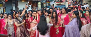 सिवनी में गणगौर विसर्जन शोभायात्रा में नृत्य करती महिलाएं