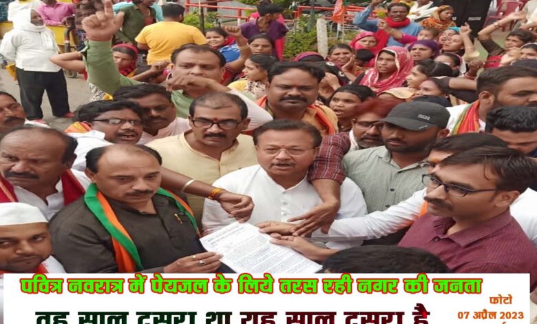 सिवनी जल संकट- सिवनी में पेयजल संकट के कारण पानी के लिए परेशान लोग