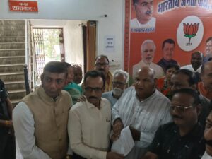 Seoni BJP Office Meeting में प्रभारी मंत्री करण सिंह वर्मा कार्यकर्ताओं से चर्चा करते हुए