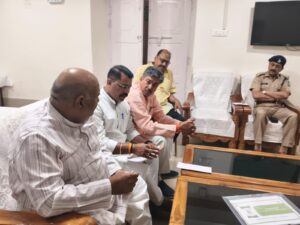 Seoni BJP Office Meeting में प्रभारी मंत्री करण सिंह वर्मा कार्यकर्ताओं से चर्चा करते हुए