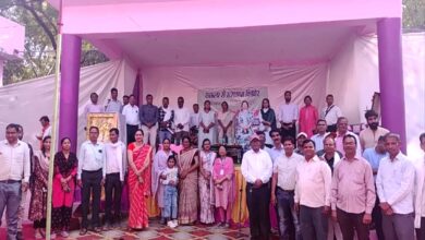 सिवनी में संकल्प से समाधान अभियान के शिविर में हितग्राहियों को आवेदन भरते हुए दिखाती फोटो