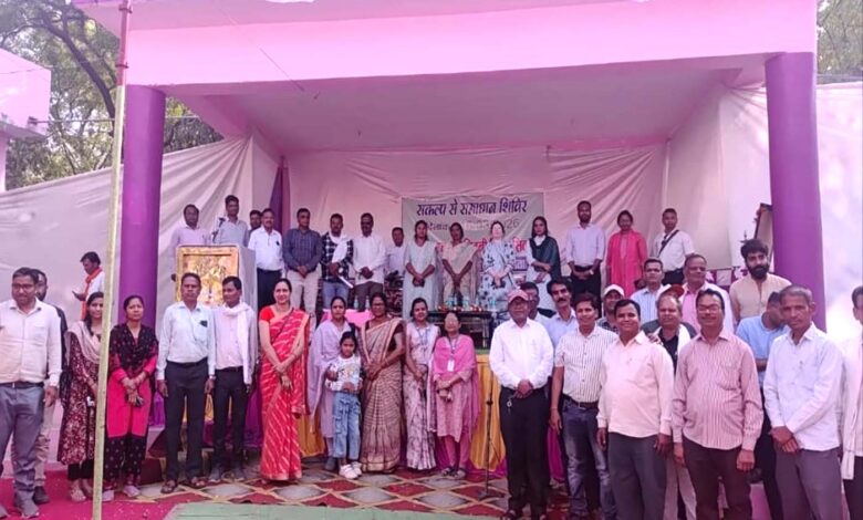 सिवनी में संकल्प से समाधान अभियान के शिविर में हितग्राहियों को आवेदन भरते हुए दिखाती फोटो