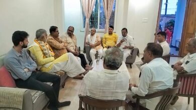 सिवनी में मंत्री प्रहलाद पटेल कार्यकर्ताओं से मुलाकात करते हुए