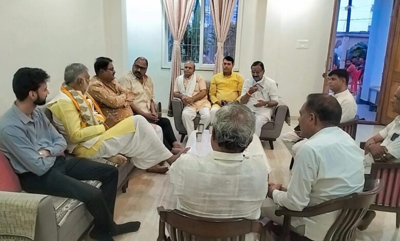 सिवनी में मंत्री प्रहलाद पटेल कार्यकर्ताओं से मुलाकात करते हुए