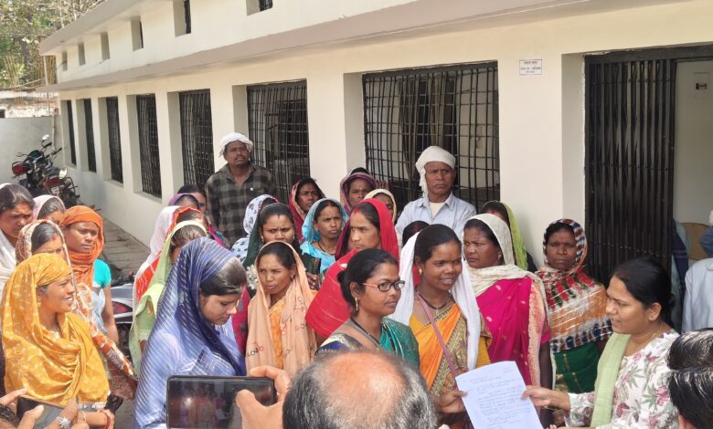 मंडला जंगल कटाई मामला - मोहगांव प्रोजेक्ट में जंगल कटाई के विरोध में ग्रामीण