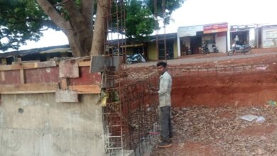 वैनगंगा उद्गम निर्माण गड़बड़ी सिवनी में 3.05 करोड़ के निर्माण कार्य में गड़बड़ी, पेड़ से लटका सूचना पटल और अधूरा निर्माण