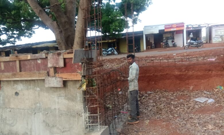 वैनगंगा उद्गम निर्माण गड़बड़ी सिवनी में 3.05 करोड़ के निर्माण कार्य में गड़बड़ी, पेड़ से लटका सूचना पटल और अधूरा निर्माण