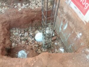 वैनगंगा उद्गम निर्माण गड़बड़ी सिवनी में 3.05 करोड़ के निर्माण कार्य में गड़बड़ी, पेड़ से लटका सूचना पटल और अधूरा निर्माण