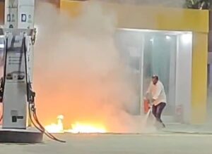 लखनादौन पेट्रोल पंप में लगी आग को बुझाते कर्मचारी – बड़ा हादसा टला