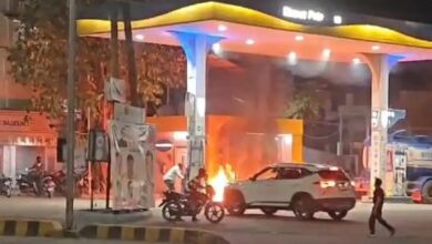 लखनादौन पेट्रोल पंप में लगी आग को बुझाते कर्मचारी – बड़ा हादसा टला