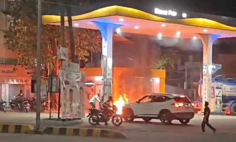 लखनादौन पेट्रोल पंप में लगी आग को बुझाते कर्मचारी – बड़ा हादसा टला