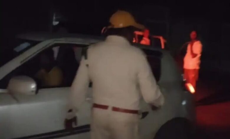 सिवनी सागौन तस्करी- धूमा वन क्षेत्र में सागौन लकड़ी से भरी कार जब्त