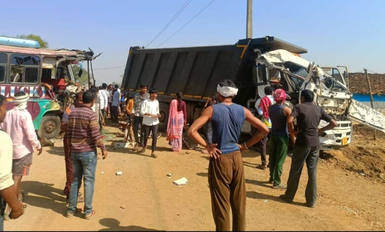 मंडला सड़क हादसा – डंपर और बस की टक्कर, 1 की मौत, 15 घायल
