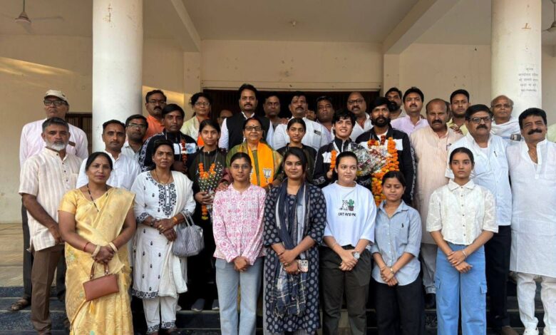 सिवनी किकबॉक्सिंग खिलाड़ी सम्मान - भाजपा कार्यालय में बेटियों को मिला सम्मान