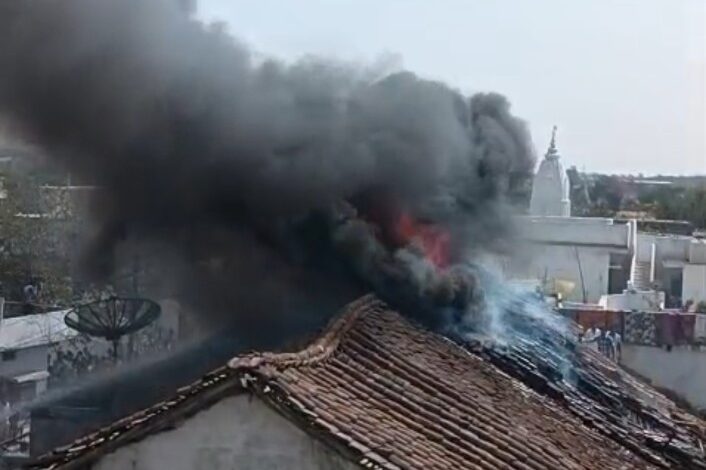 केवलारी मालवीय वार्ड 12 में घर में लगी आग