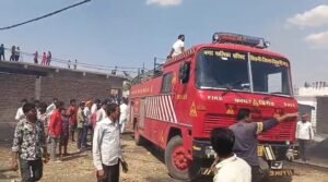 बलारपुर गांव सिवनी में भीषण आग के बाद जले हुए मकानों का दृश्य, 12 घर शॉर्ट सर्किट से जलकर राख