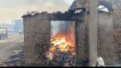 ‌ सिवनी आग हादसा बलारपुर गांव सिवनी में भीषण आग के बाद जले हुए मकानों का दृश्य, 12 घर शॉर्ट सर्किट से जलकर राख