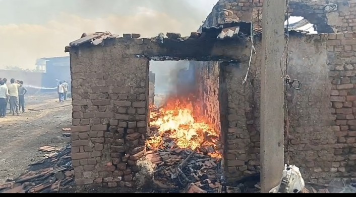 ‌ सिवनी आग हादसा बलारपुर गांव सिवनी में भीषण आग के बाद जले हुए मकानों का दृश्य, 12 घर शॉर्ट सर्किट से जलकर राख