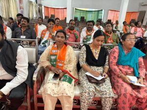भाजपा प्रशिक्षण महाभियान सिवनी में सोशल मीडिया और एआई विषय पर कार्यकर्ताओं को प्रशिक्षण देते वक्ता