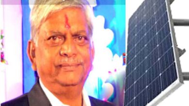 गोविन्द चौरसिया सोलर कूकर और सोलर पैनल के साथ