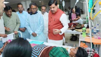 छिंदवाड़ा सड़क हादसा के बाद पीड़ित परिवारों से मुलाकात करते मुख्यमंत्री मोहन यादव