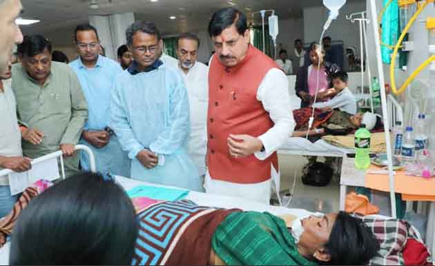छिंदवाड़ा सड़क हादसा के बाद पीड़ित परिवारों से मुलाकात करते मुख्यमंत्री मोहन यादव