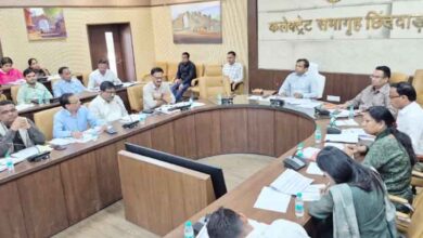 Chhindwara Collector Harendra Narayan reviewing crop registration and CM Helpline issues